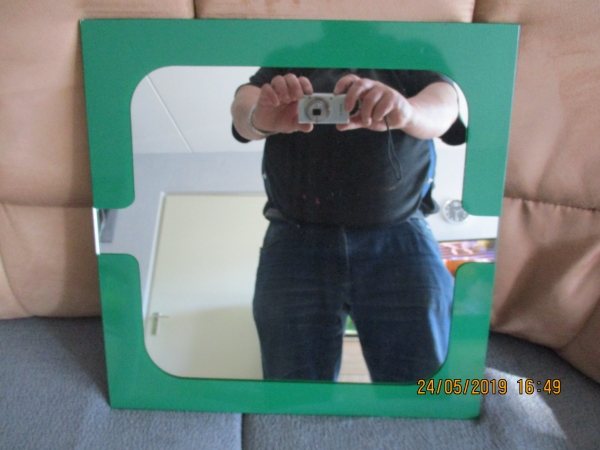 spiegel met groene omlijsting er op geplakt m 39 x 39 cm