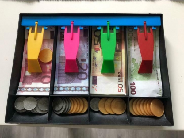 Speelgoed kassa met papier en wisselgeld