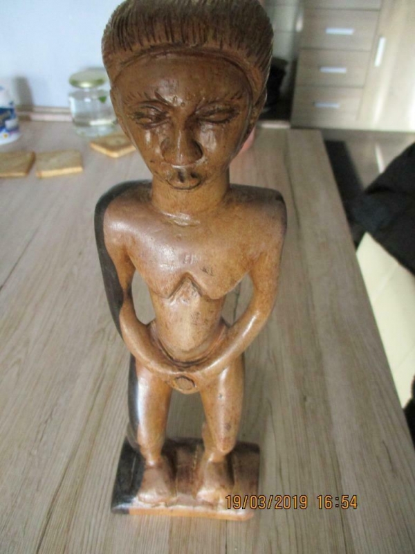 houten beeld Afrikaans/Indonesisch maat 32 x 10 x 6 cm