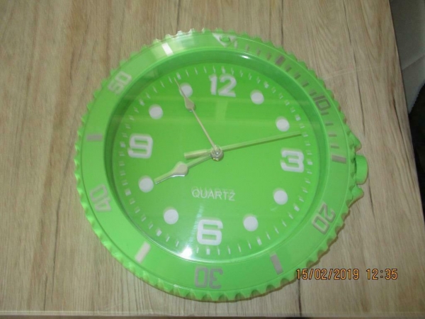 mintgroene klok in vorm van horloge