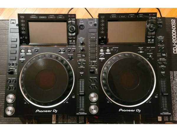 Pioneer DJ 2x Pioneer Cdj-2000Nxs2 & Djm-900Nxs2 + Hdj-2000 Mk2