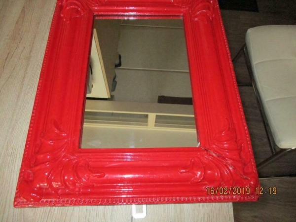 antieke bewerkte spiegel, mooi rode lijst en bewerkt