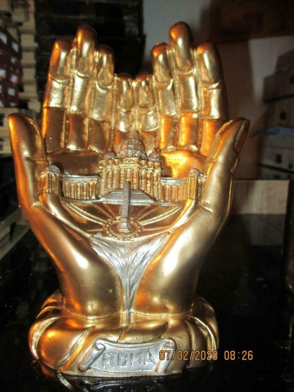 Beeld 2 gouden handen met daar in afbeelding van rome - marktopmaat.nl