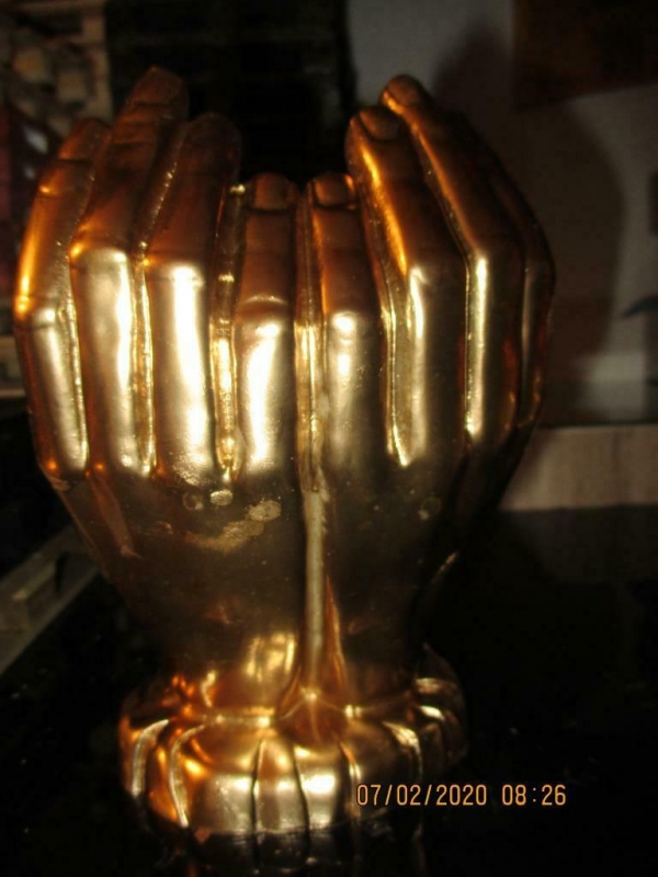 Beeld 2 gouden handen met daar in afbeelding van rome - marktopmaat.nl