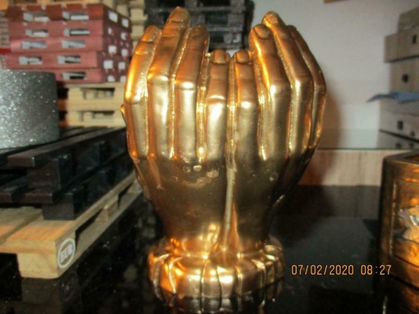 Beeld 2 gouden handen met daar in afbeelding van rome - marktopmaat.nl